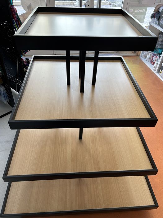 Expositor em forma ilha com rodas