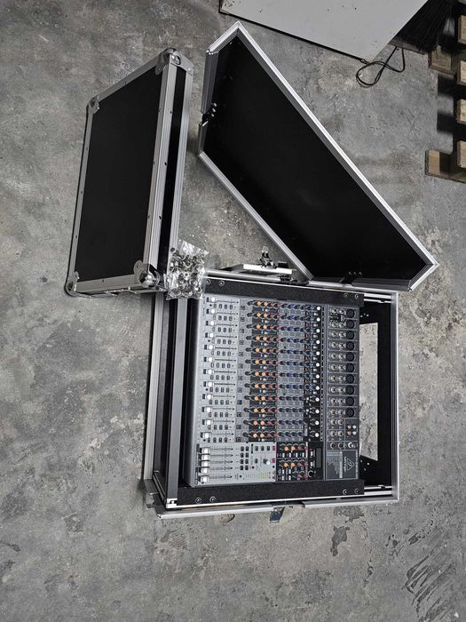 Mesa de Mistura Behringer Xenyx QX2442USB