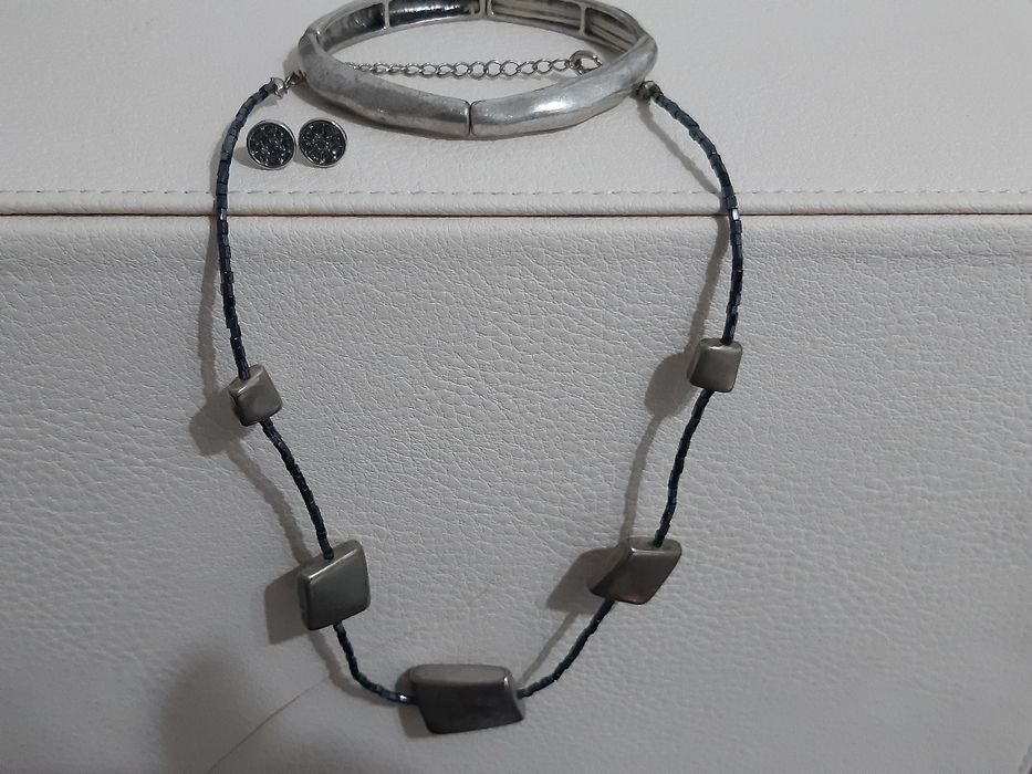 Brincos, pulseira e colar