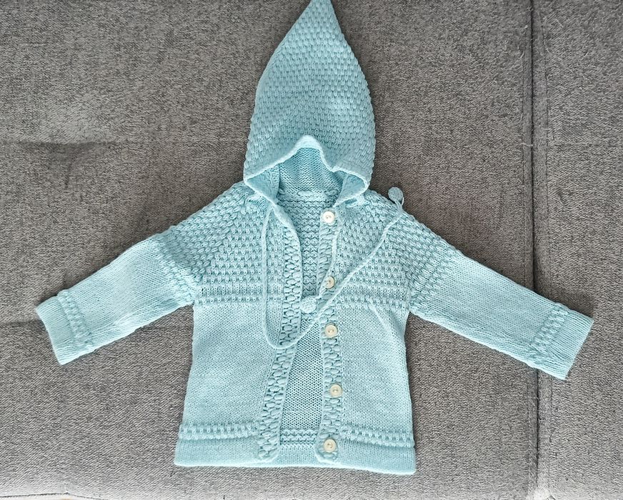 Wełniany ręcznie robiony sweterek dziecięcy