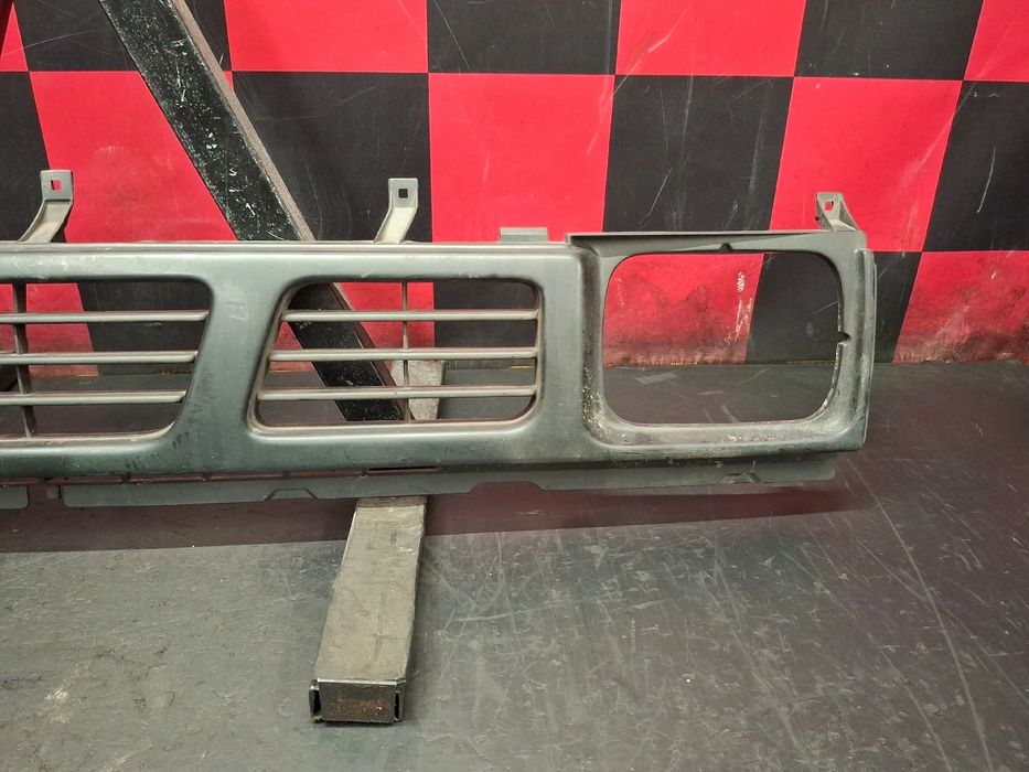 Grelha frente NISSAN Pick Up II (D21)