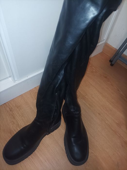 Botas pretas de cano alto