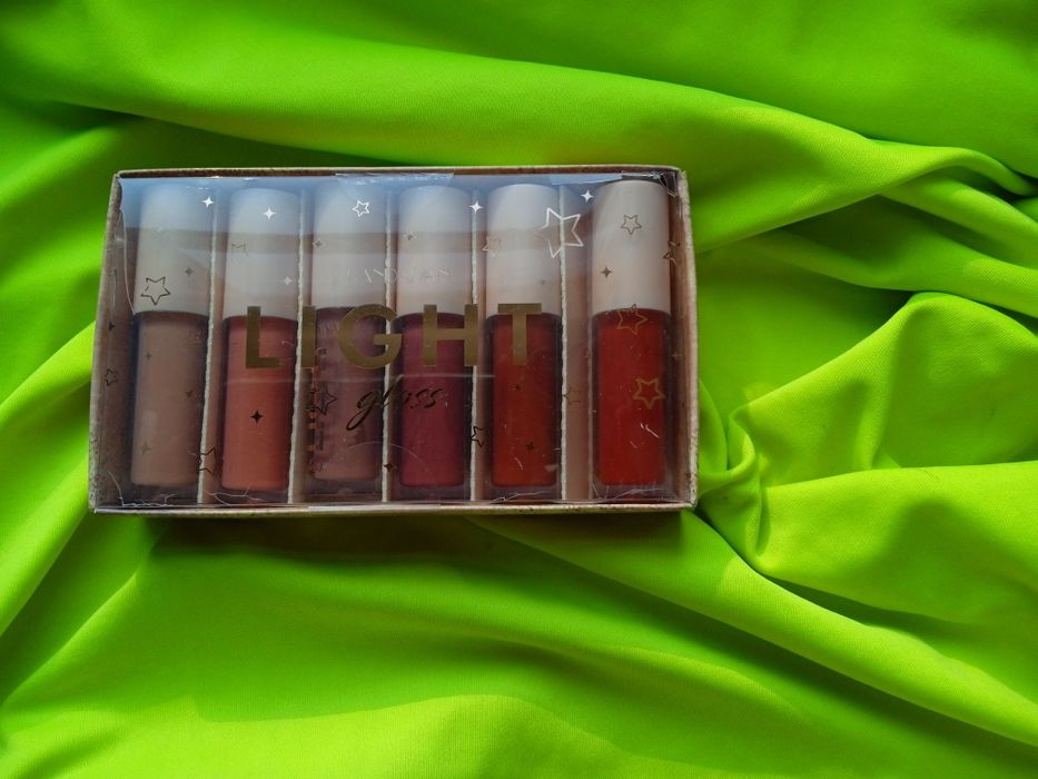 Блеск для губ косметика макияж блиск блискитки помада