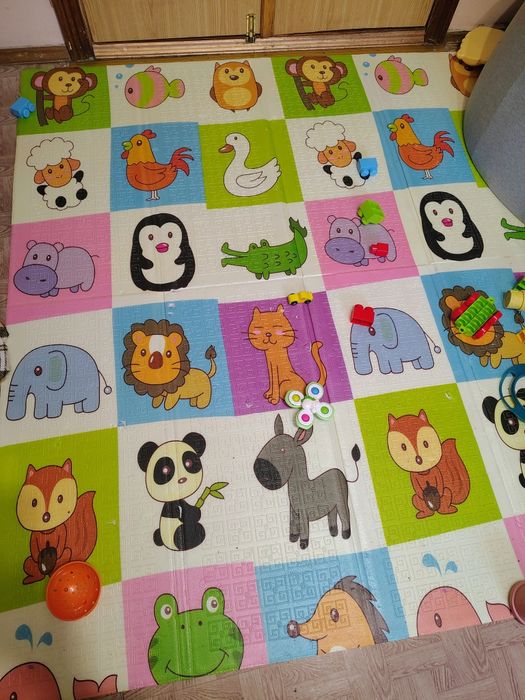 Бассейн с шариками продам вместе с ковриком