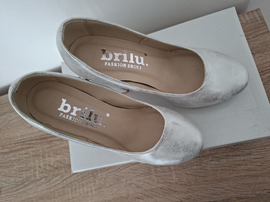 Czółenka na platformie BRILU srebrne -rozmiar 35 stan idealny