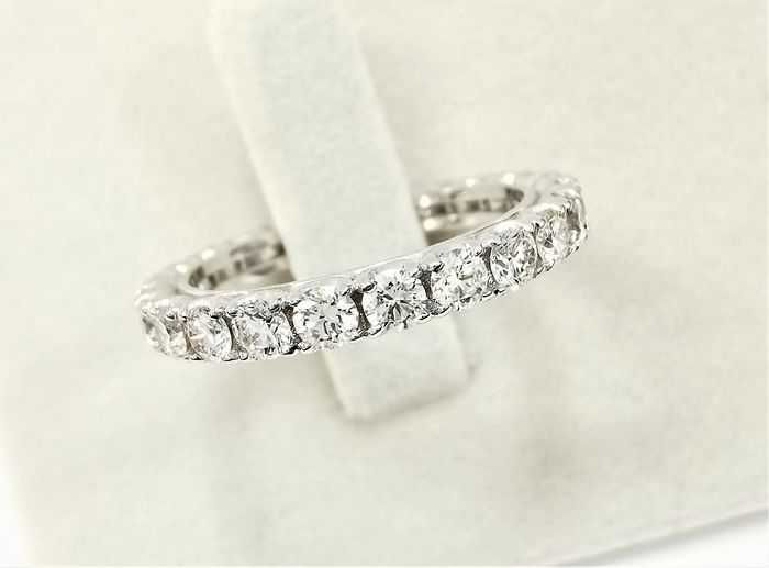 Anel de ouro com 24 diamantes. Com 20% DESCONTO EXTRA!!!