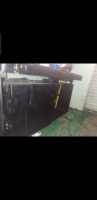 Слєсарний стіл з металевою грубою вставкою