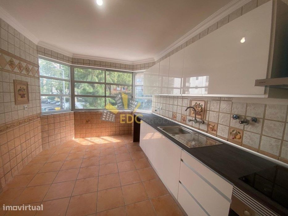 Apartamento T2 Transformado em T3 | A 5 Minutos da Estação | Tapada...