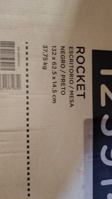 Secretária gaming ROCKET cor preto. Nunca usada, nem montada, ainda dentro da embalagem de origem