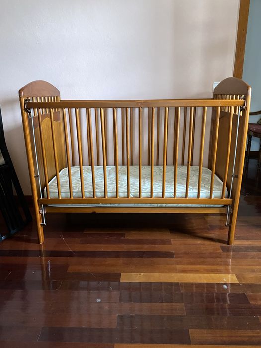 2 Bercos um de madeira macica e outro de madeira