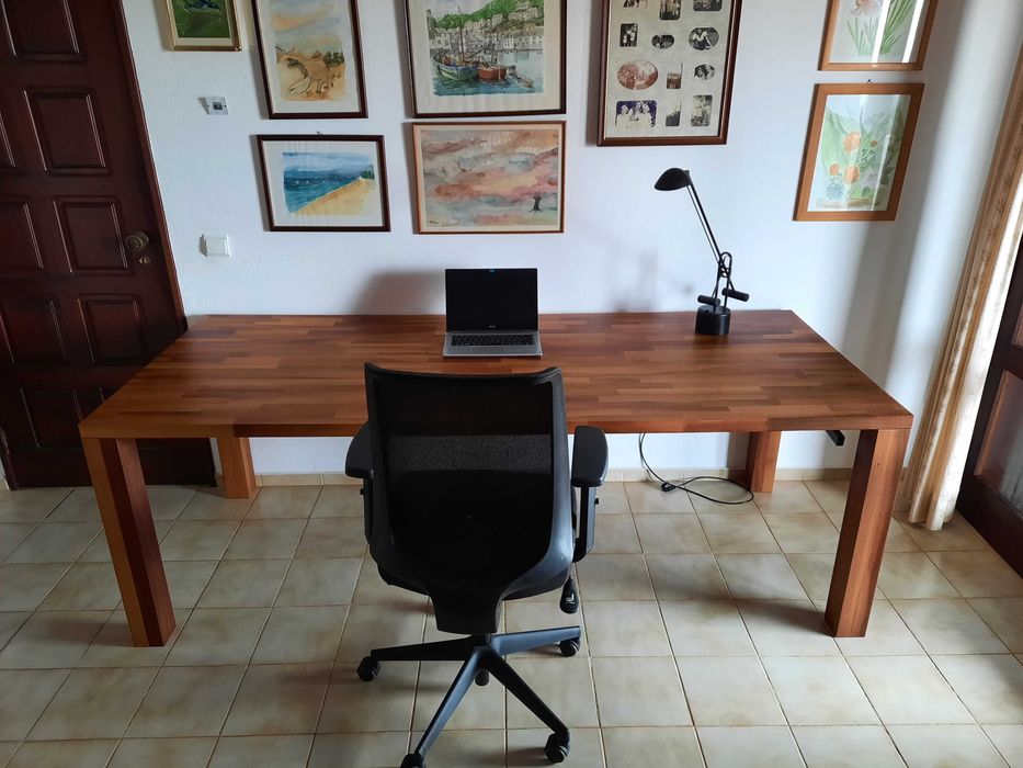 Mesa de madeira maciça de nogueira 2,20m x 0,91m - origem Suiça.