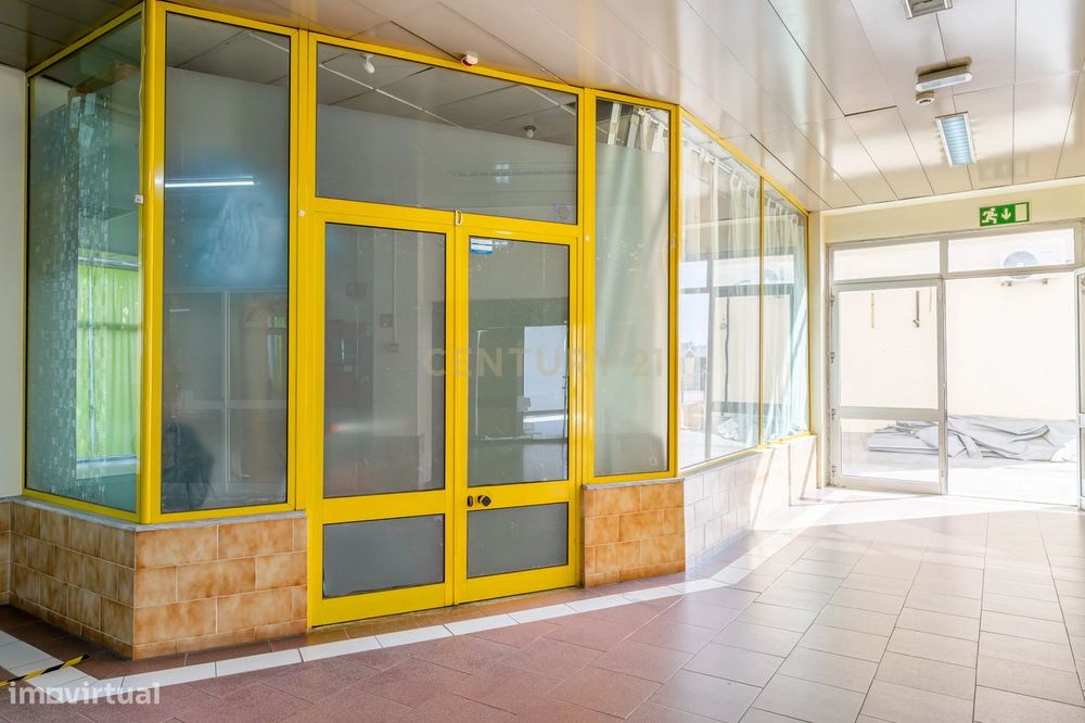 Loja no Centro Comercial da Amora