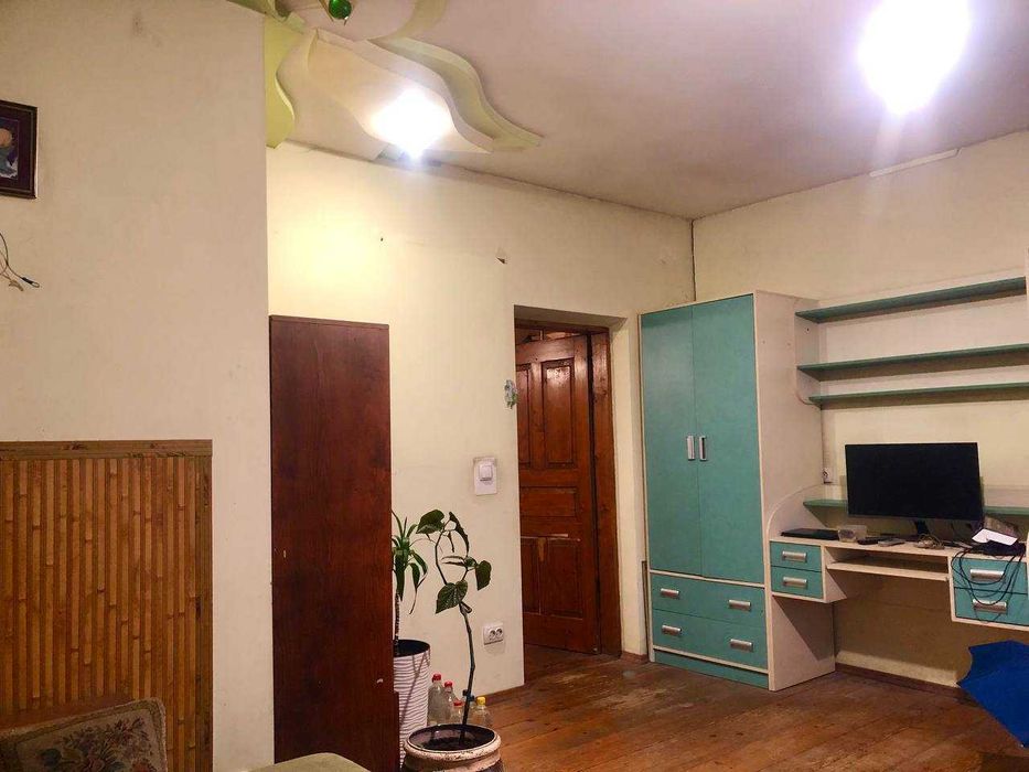 Продаж будинку і земельної ділянки