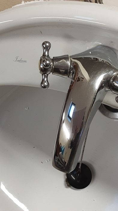 Lavatório de casa de banho com misturadora