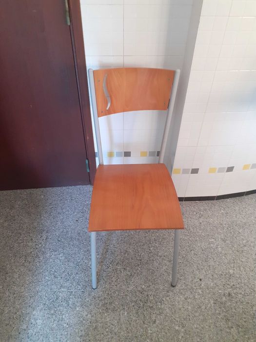 Conjunto 4 cadeiras como novas + mesa quadrada