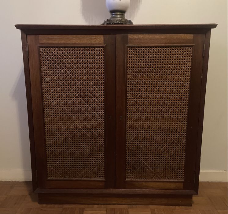 Sapateira antiga, móvel em madeira e palhinha