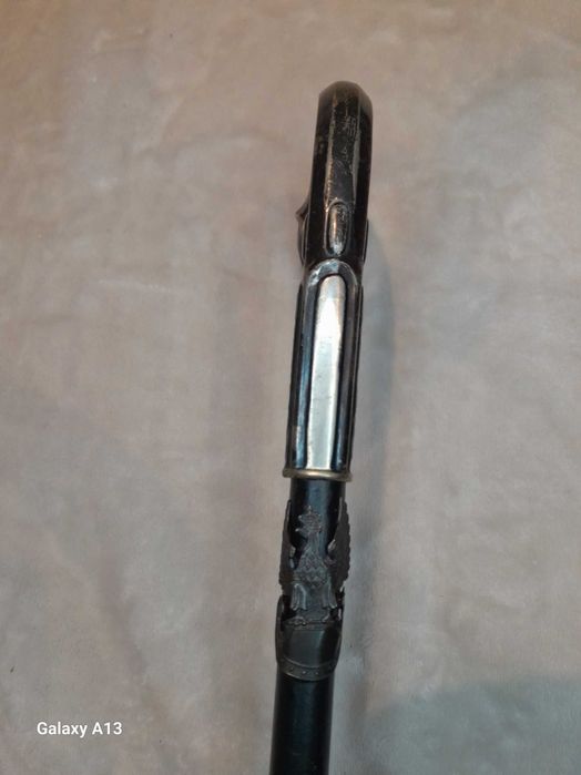 Laska drewniana z ozdobnym uchwytem w kształcie głowy Lwicy