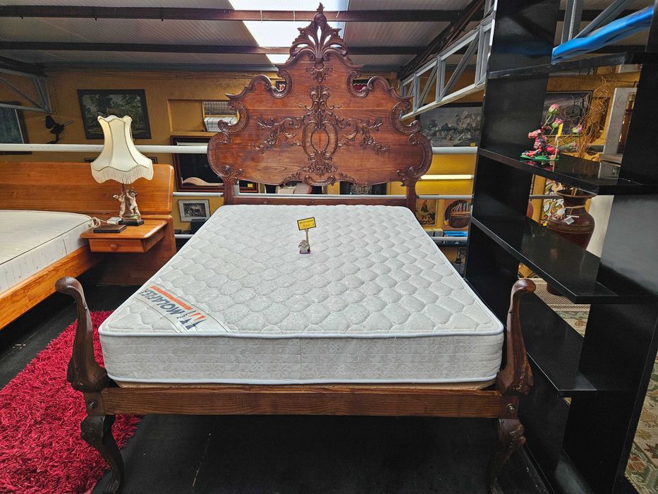Cama antiga com estrado e colchão - Muito bom estado geral