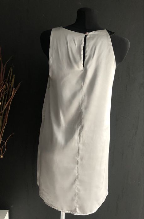 Srebrna satynowa sukienka r 38 M