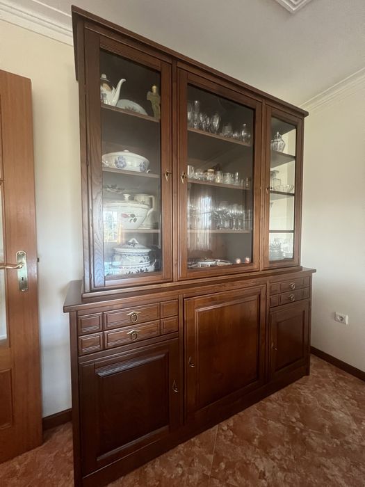 Móvel com cristaleira