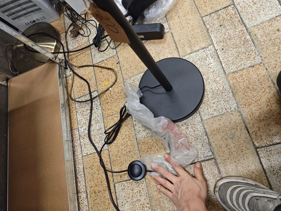 Lampa podłogowa 3 świeczniki E14 małe klosze zakręcona noga