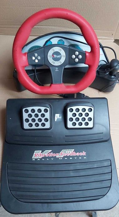 Volante e pedais p/ jogos corridas de carro no computador. Marca Trust