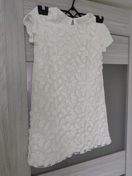 Sukienka biała 3D kwiaty 140