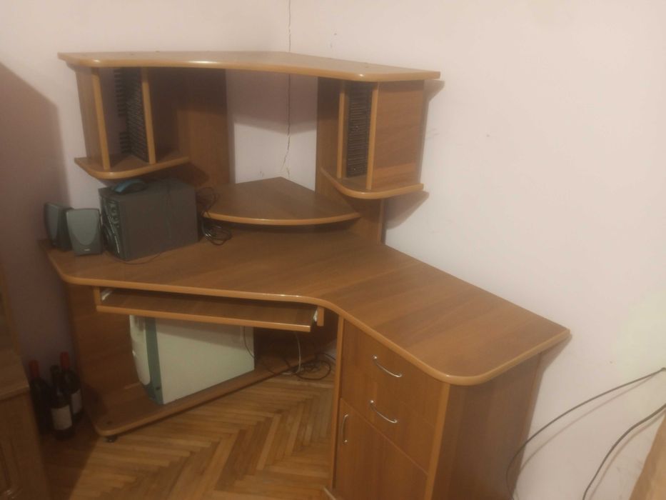 Комп'ютерний стіл