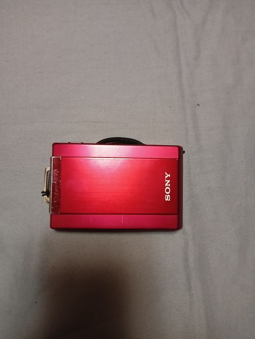 Фотоапарат Sony Cyber-Shot T300 цифровой в красном цвете.