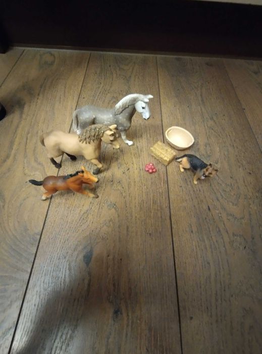 Schleich -zestaw dwa konie, źrebak i pies