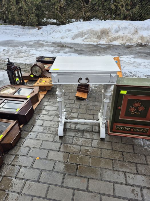 Drewniana biała szafka