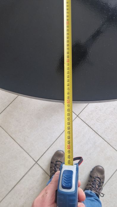 Mesa de jantar em madeira, com pés em ferro.