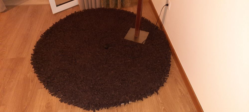 Tapete redondo em castanho + candeeiro com base em pele