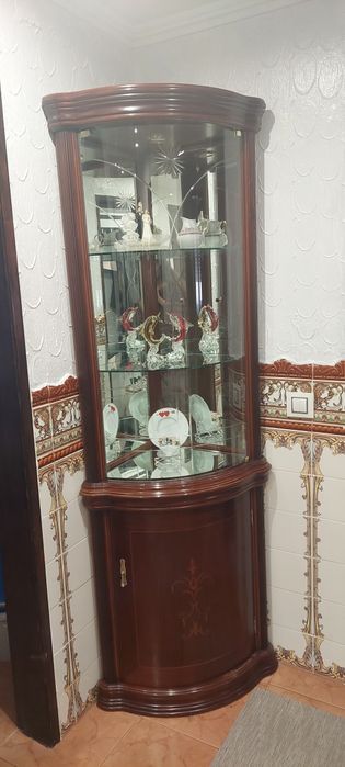 Cristaleira/vitrine de canto em madeira com luz, espelho e arrumação