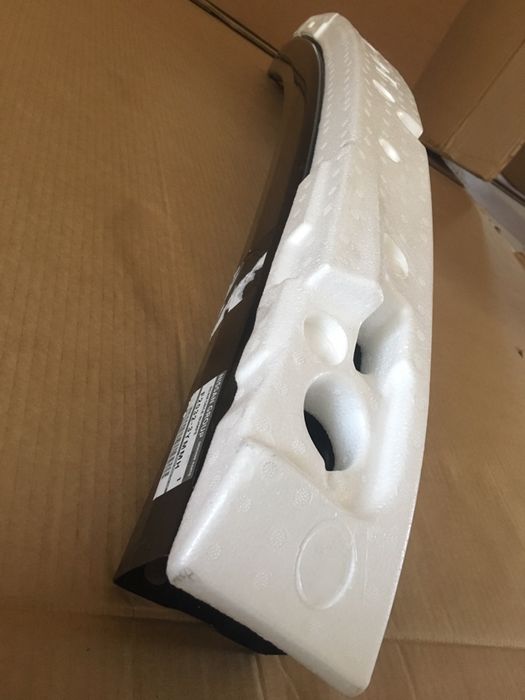 Передний усилитель бампера USA новый в оригинале на NISSAN JUKE рест