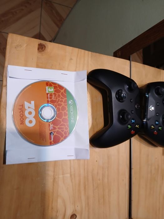 Xbox One 1708 pad + gra Zoo Tycoon