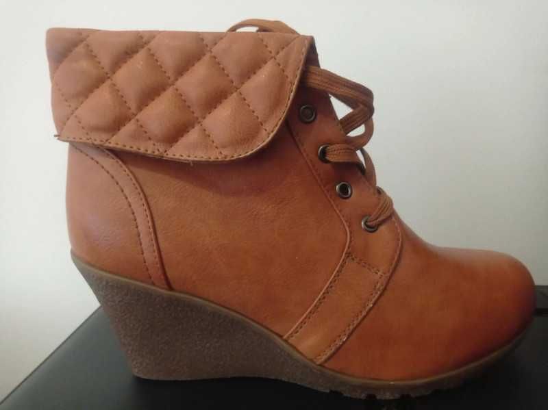 Botki na koturnie sznurowane