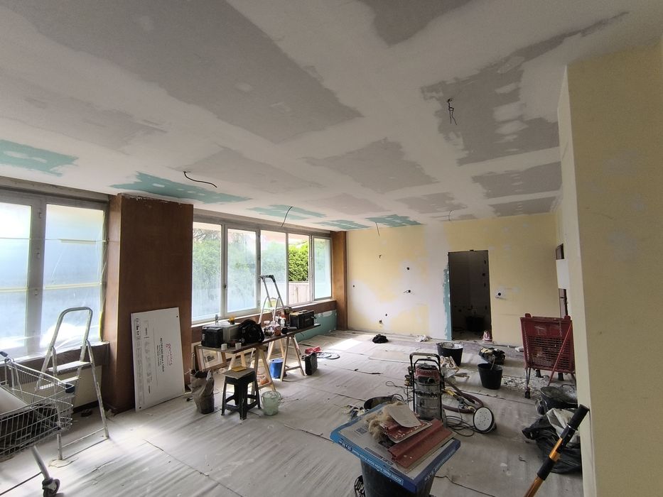 Faço pequenos serviços de Pladur pintura pischelaria telhado, como também faço lavagem de telhados limpo pequenos terrenos e etc. 934481019