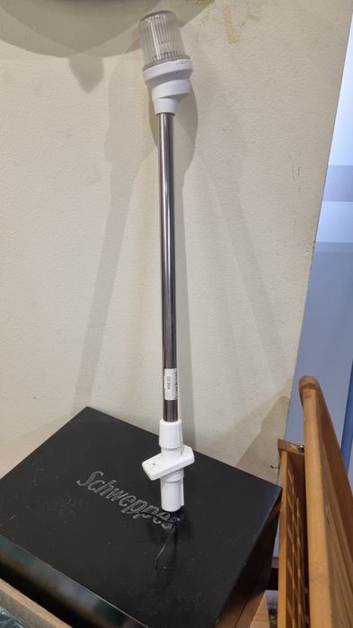 Luz de mastro branca com telescópio