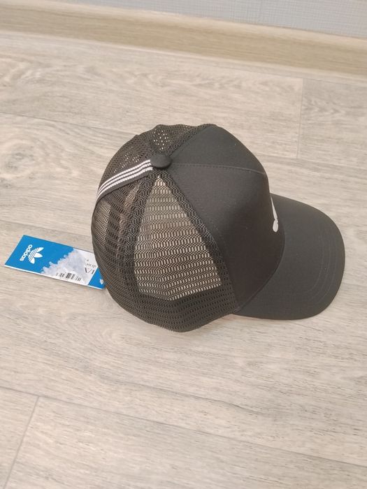 Продам оригинальную кепку Adidas originals curved trucker