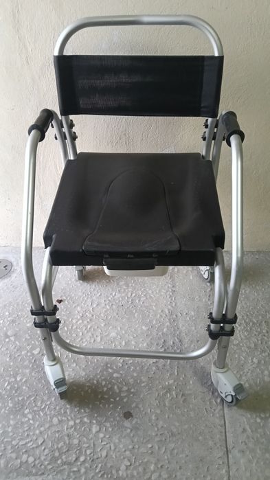 Cadeira sanitária com rodas