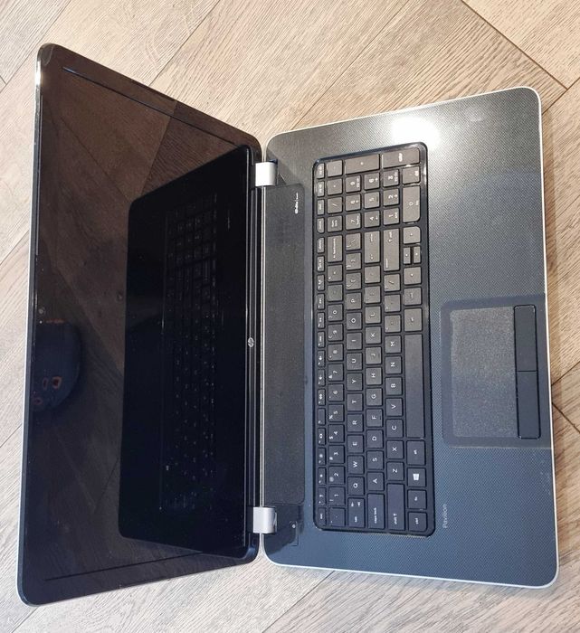 Duży Laptop HP Pavilion 17" 8GB RAM Szybki SSD Nagrywarka DVD jak nowy