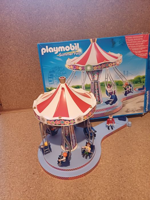 Playmobil carrocel com caixa e figuras