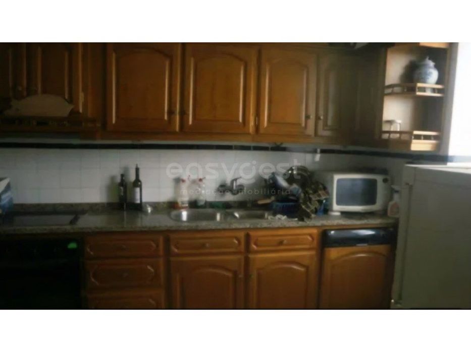 Moradia duplex espaçosa com 5 quartos e varanda - Lagoaça