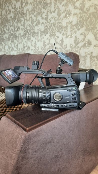 Продам відеокамеру Canon XF 300