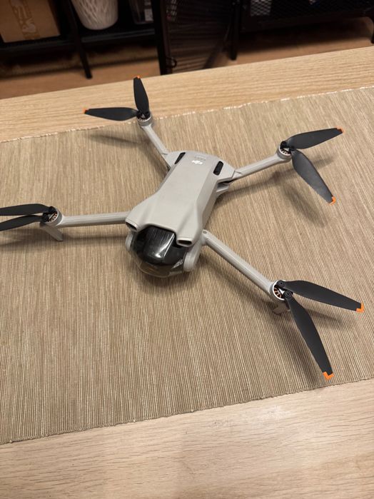 DJI mini 3 + DJI RC (ekran) + bateria + torba