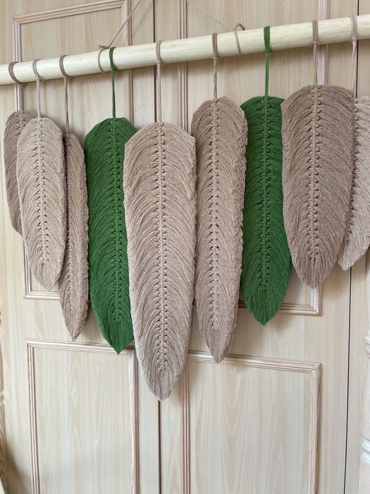 Pióra na kiju gałęzi makrama piórka listki liście girlanda boho