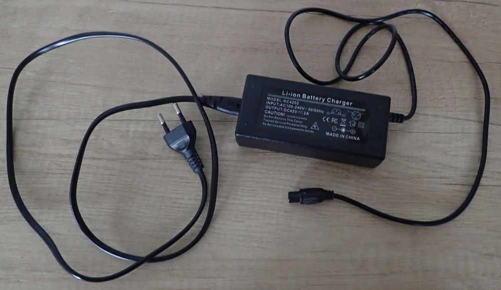 Zasilacz ładowarka Hoverboard deskorolka elektryczna 42V 2A KC4202