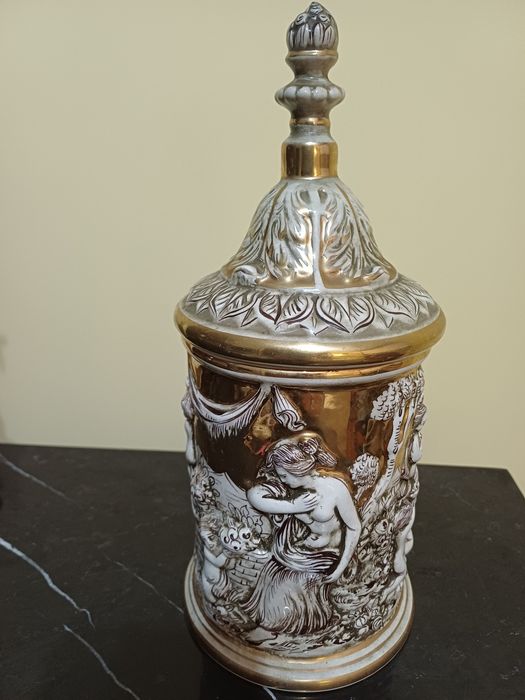 Peça decoração Capodimonte,  imagens em relevo,muito dourado. Capod