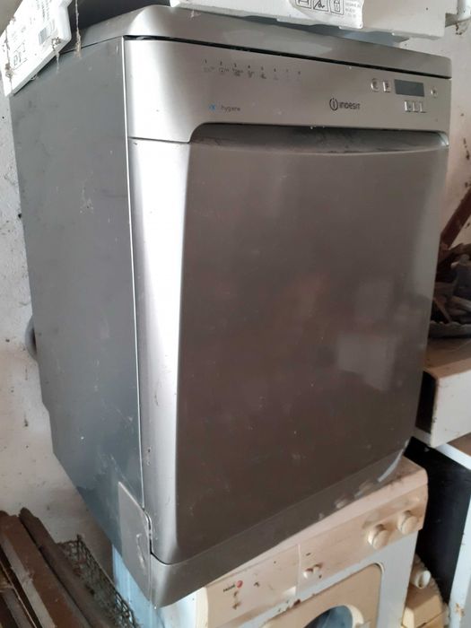 Máquina lavar loiça Indesit (perde água)